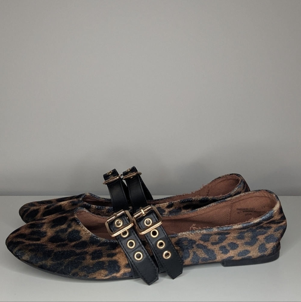Bamboo size 10 Embrace Leopard print double buckle strap flats